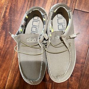 Men Hey Dudes size 8